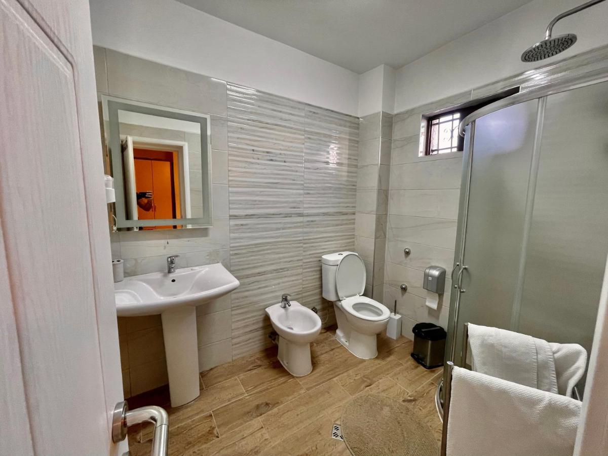 Vila Ada Hotel Tirana Exteriör bild