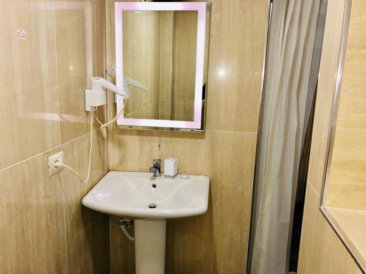 Vila Ada Hotel Tirana Exteriör bild