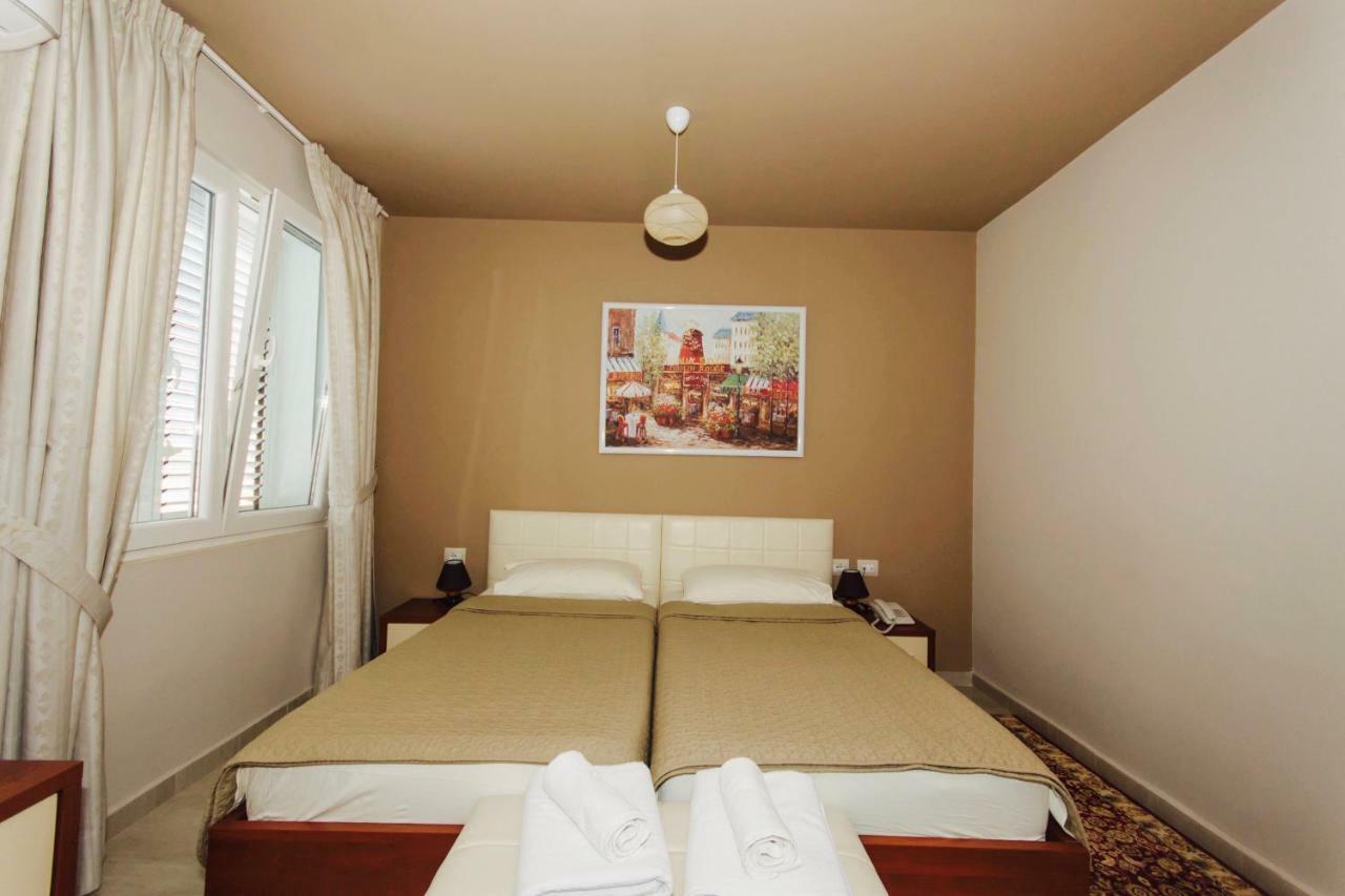 Vila Ada Hotel Tirana Exteriör bild
