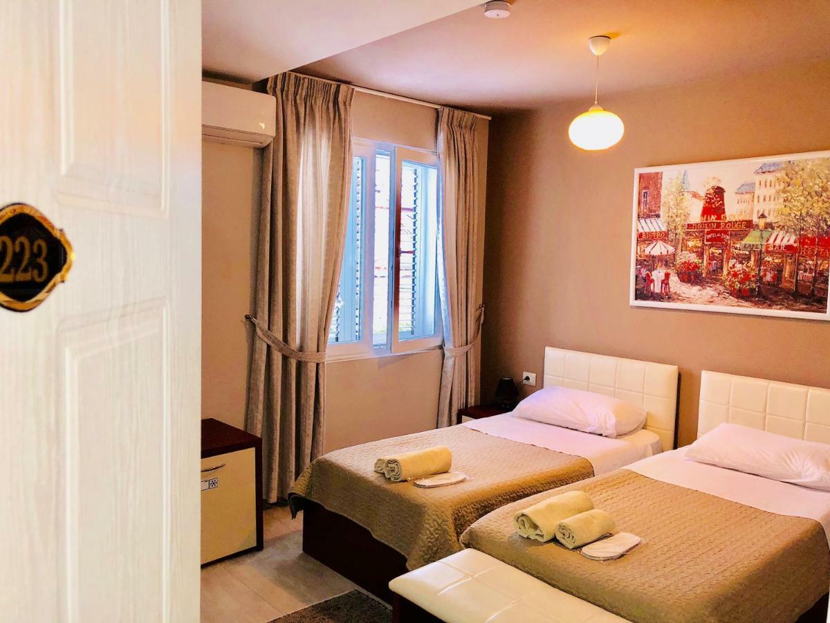 Vila Ada Hotel Tirana Exteriör bild